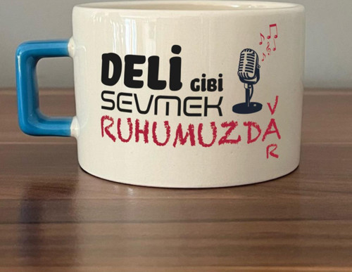 Deli Gibi Sevmek Ruhumuzda Var Baskılı Mavi Kulplu C Fincan