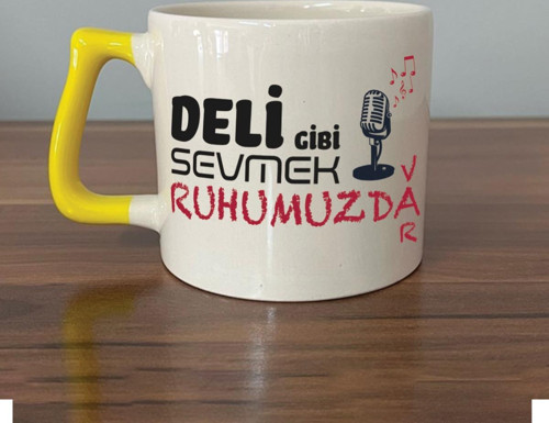 Deli Gibi Sevmek Ruhumuzda Var Baskılı Sarı Kulplu D Kupa
