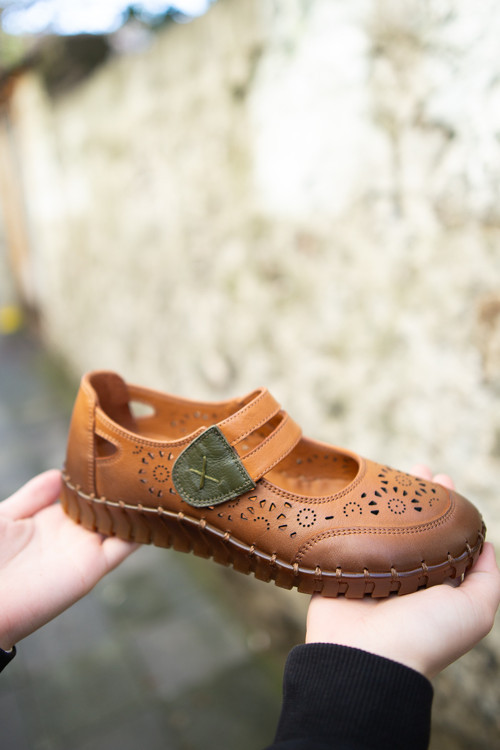 2010728 Eren Shoes&Bag Hakiki Deri Çift Bantlı Cırtlı Saraç Detaylı Lazerli Yumuşak Günlük Kadın Ayakkabı Taba