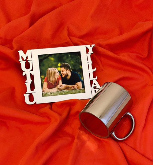 Mutlu Yıllar Fotoğraf Standlı Mdf Gümüş Çerçeve Ve Gümüş Kupa Set