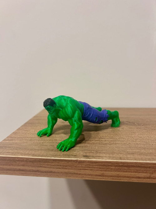 Şınav Çeken Kaslı Dev Figür – 3D Baskı Dekoratif Raf Süsü (9 cm)