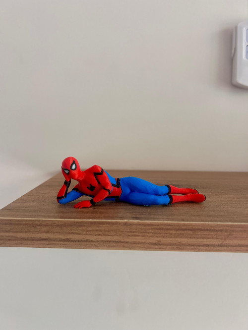 3D Baskı Yatan Kırmızı Mavi Kahraman Figür Dekoratif Raf Süsü Obje