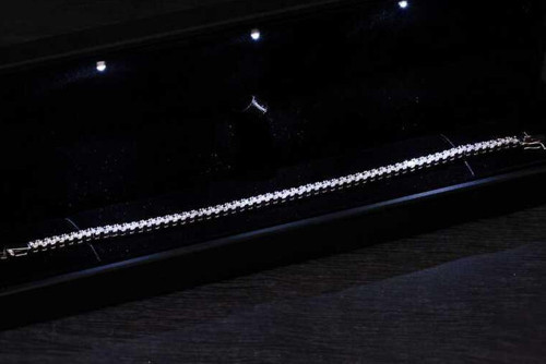 Gümüş Işıklı Kutulu 4 mm Beyaz Taşlı Su Yolu Kadın Bileklik