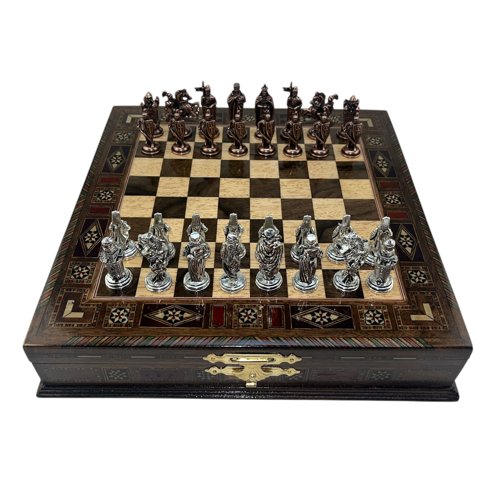 Premium Orta Boy Metal OSMANLI & İNGİLİZ Satranç Takımı ve Sandıklı Masif Ahşap Satranç Tahtası (28x28x5,5 cm.)
