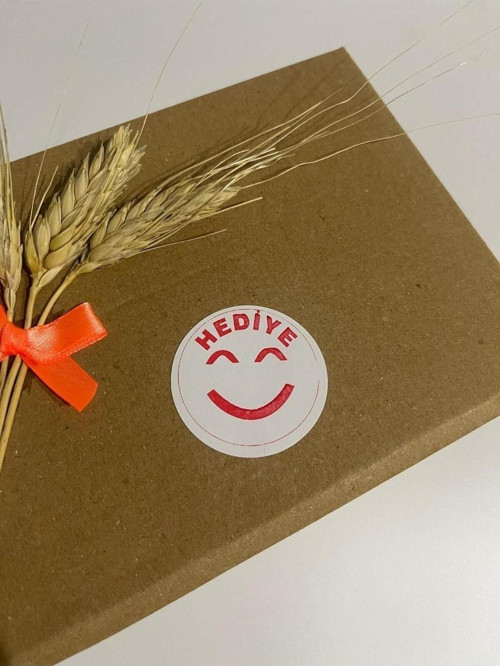 Hediye Gülen Yüz Kırmızı Yazılı Yuvarlak Yapışkanlı Etiket 5 x 5 cm 100 Adet