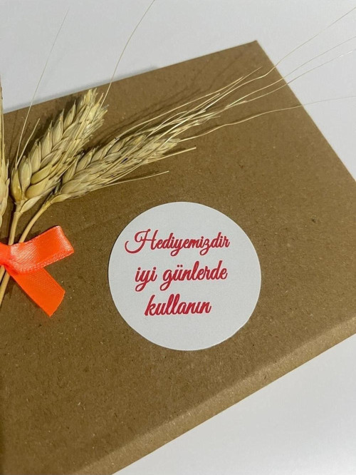 Hediyemizdir İyi Günlerde Kullanın Kırmızı Yazılı Yuvarlak Yapışkanlı Etiket 4 x 4 cm 120 Adet