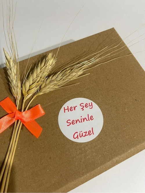 Herşey Seninle Güzel Kırmızı Yazılı Yuvarlak Yapışkanlı Etiket 5 x 5 cm 100 Adet