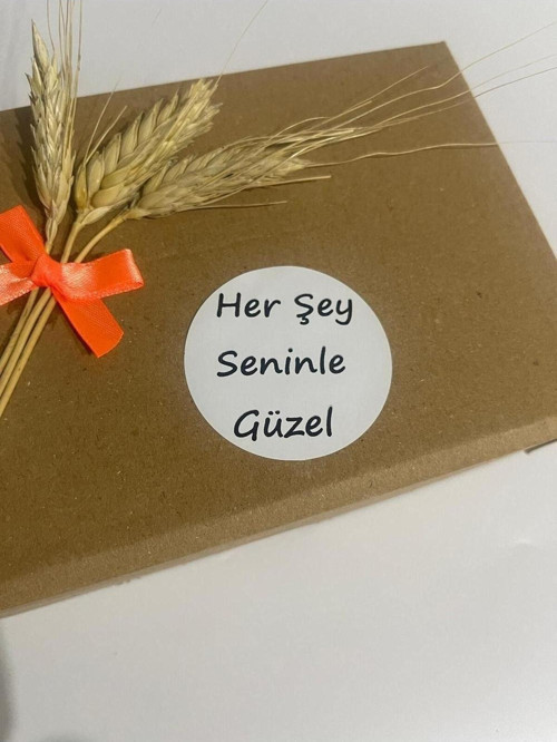 Herşey Seninle Güzel Siyah Yazılı Yuvarlak Yapışkanlı Etiket 3 x 3 cm 150 Adet