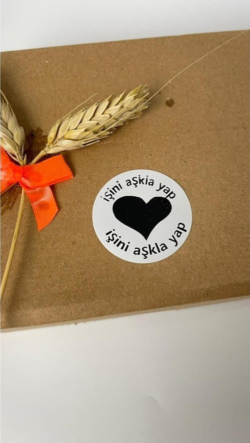 İşini Aşkla Yap Siyah Yazılı Yuvarlak Yapışkanlı Etiket 3 x 3 cm 150 Adet