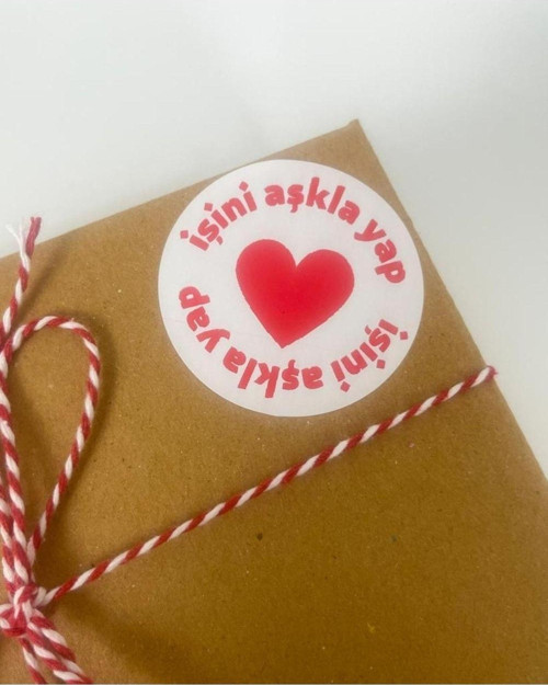 Işini Aşkla Yap Yuvarlak Kalpli Kırmızı 4 cm Yapışkanlı Sticker 100 Adet