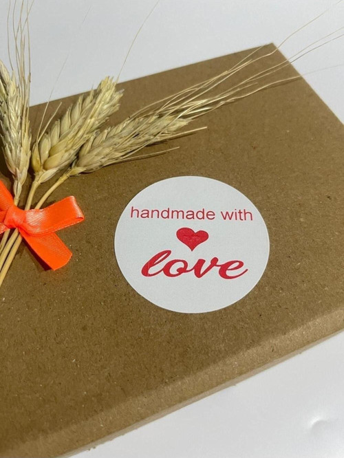 Handmade With Love Ortası Kalpli Kırmızı Yazı Yuvarlak Yapışkanlı Etiket 4 x 4 cm 120 Adet