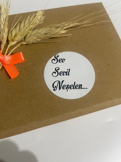Sev Sevil Neşelen Siyah Yazılı Yuvarlak Yapışkanlı Etiket 5 x 5 cm 100 Adet
