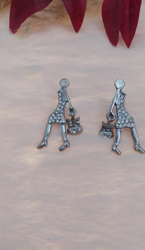 Hdmarketim Swarovski Işıltılı Taşlı Bayan Figürlü Sallantılı Küpe
