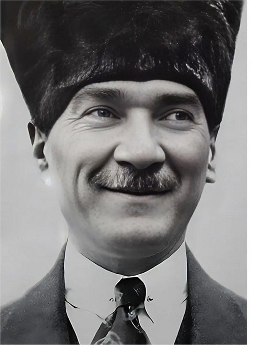 Mustafa Kemal Atatürk Gülüyor Model Ahşap Tablo 35 cm x 50 cm