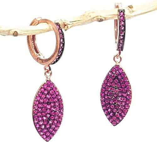 Pembe zirkon taşlı gümüş üzerine rose altın kaplama sallantılı küpe