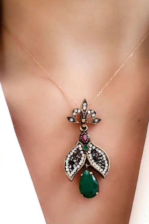 Kök zümrüt taşlı swarovski taş detaylı 925 ayar gümüş otantik kolye
