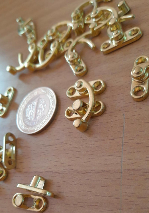 KÜÇÜK YAY GÖZÜ KANCALI KİLİT SARI 10 ADET KUTU SANDIK VE KAPAK KLİPSİ 20X24 MM