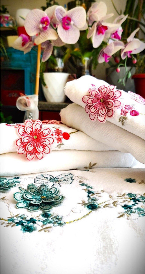 Çeyizlik 50X90 Cm. Kadife Dokulu 3D Kabartmalı Çiçek Nakışlı 3.Lü Lüks Havlu Seti