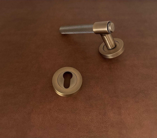 KOLDOOR Handles ZK62 Punch Mat Antik Sarı Rozetli Yale Çelik Kapı Kolu Sol Basar Tek Yön