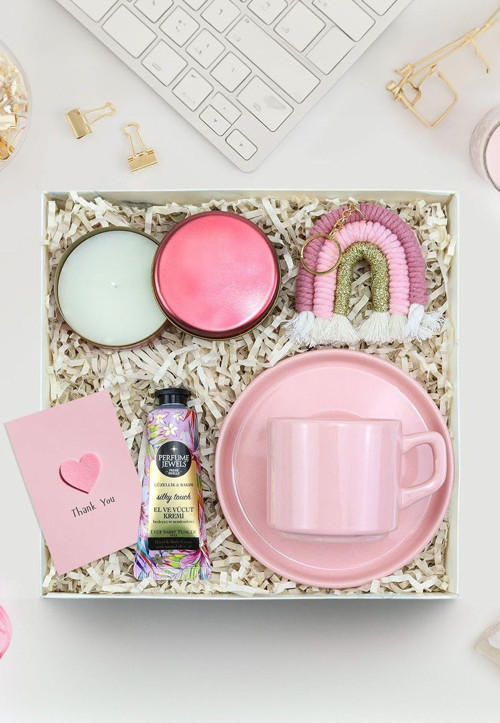 Pembe Metal Kutulu Mum & Gökkuşağı Anahtarlık & Pembe Fincan & El Kremi Hediye Seti