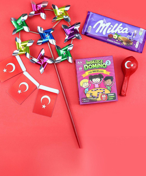 Asma Türk Bayrağı & Balon & İngilizce Domino Kart Oyunu & Çikolata & Rüzgar Gülü Hediye Seti