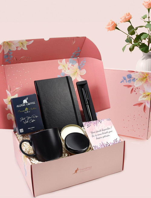 Pembe Çiçekli Kilitli Kutusunda Defter & Roller Kalem & Filtre Kahve & Kupa & Mum Hediye Seti