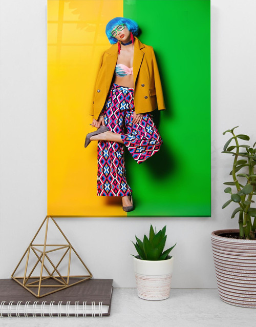 Sarı ve Yeşil Arka Planda Parlak Kıyafetli Mavi Saçlı Kadın Cam Tablo | Hediyelik, Dekoratif, Ofis, Mutfak
