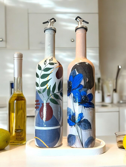 El yapımı Mavi Çiçekli Kız Desenli Sunum Stantlı 75 ml Zeytinyağı Sıvıyağ Şişesi Yağdanlık 2 li set