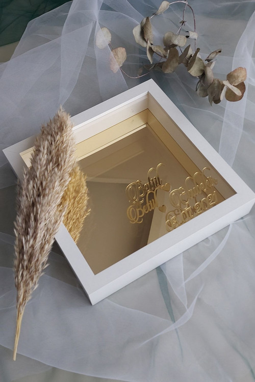 25X25 Cm Verda Anı Gold Zeminli Isimli Çerçevesi-7 Cm Derinlikli Anı Çerçevesi Gül Kutusu