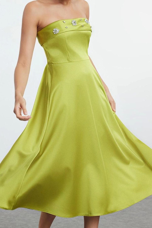 Moda Stil Fitted Straplez Midi Boy İ A-Kesim Yaka Taş Akseuar Detaylı Şık Abiye Elbise