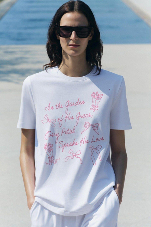 In The Garden Yazılı Fiyonk Baskılı Beyaz Kadın T-Shirt