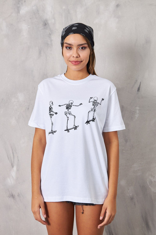 Kaykay Yapan Iskeletler Tasarım Baskılı Beyaz T-Shirt