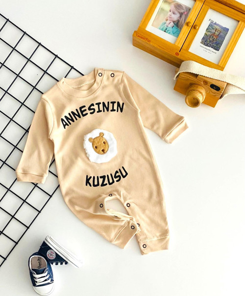 Neşeli Bebekler Annesinin Kuzusu Baskılı Kuzu Kabartma Desenli Penye Tulum Bej