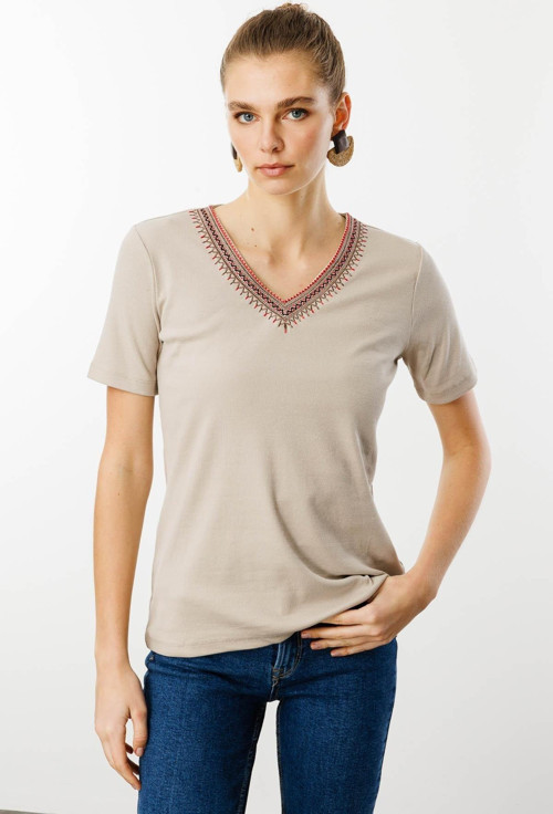 Kadın V Yaka Yakası Nakış İşlemeli Pamuklu T-Shirt 25758 Bej